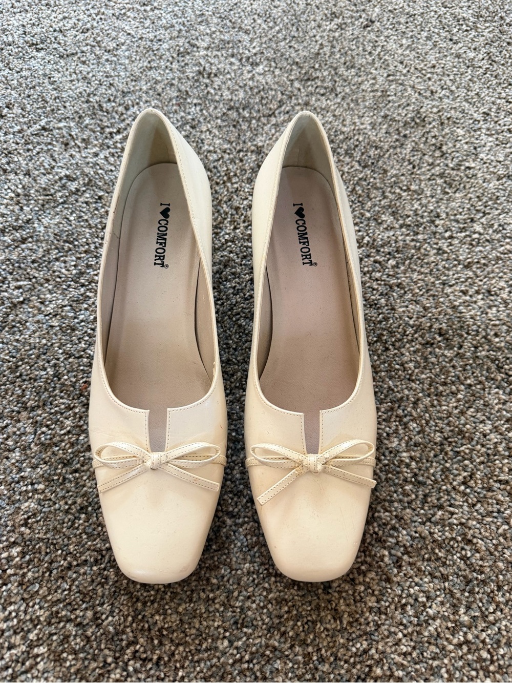 I ♥ Comfort Women's Cream Bow-Accent Pumps